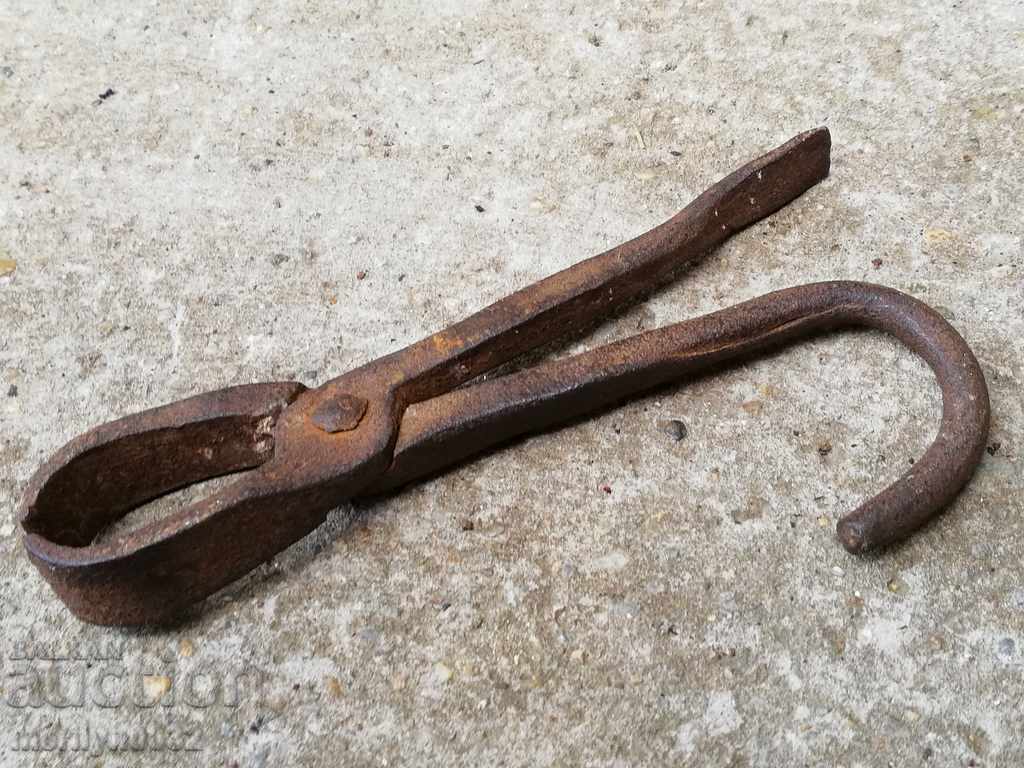 Delivery of Old forging pliers, wrought iron, a keradene tool