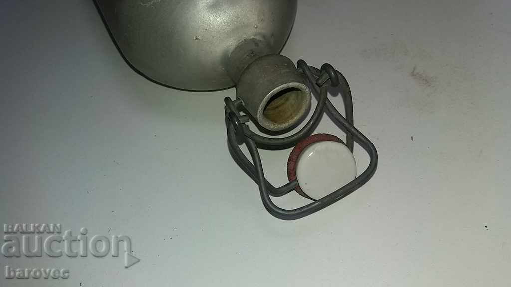 Παράδοση Παλιά μπουκάλι αλουμινίου Παράδοση Παλιά μπουκάλι αλουμινίου