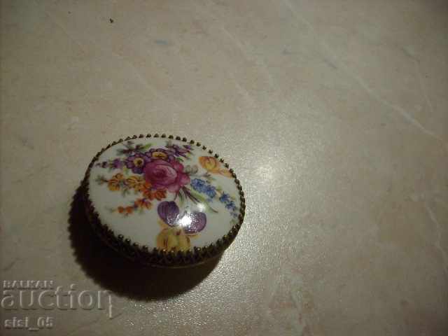 An old beautiful brooch of flowers with price 30.00 BGN | € 15.34 An old beautiful brooch of flowers with price 30.00 BGN | € 15.34