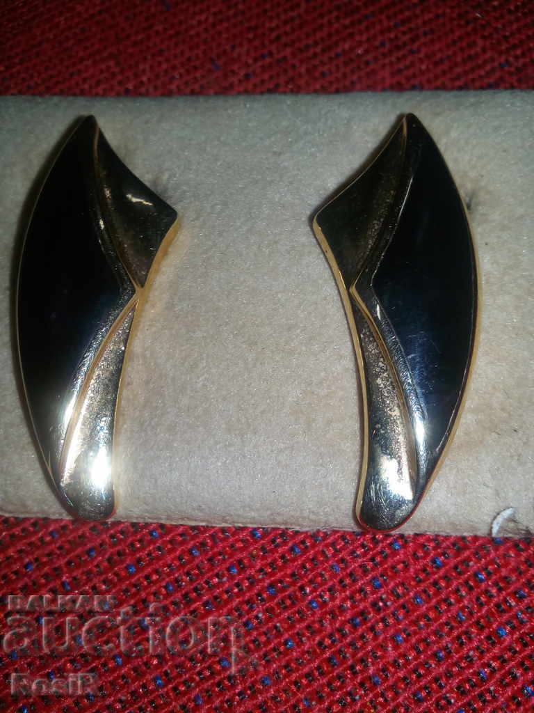 Cercei și broșe cu preț 15.00 BGN | € 7.67 Cercei și broșe cu preț 15.00 BGN | € 7.67