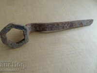 Стар кован ключ от коларо-железарска работилница за каруца