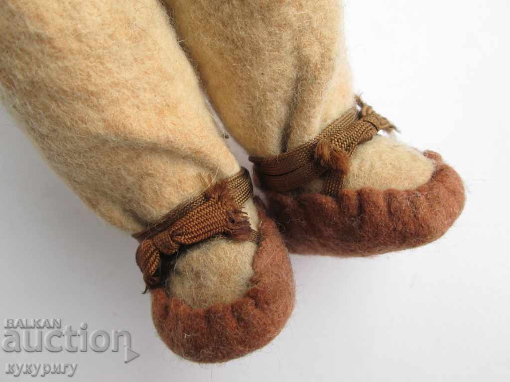 Auction An old boy doll dressed in the costume of the Kingdom of Bulgaria Auction An old boy doll dressed in the costume of the Kingdom of Bulgaria