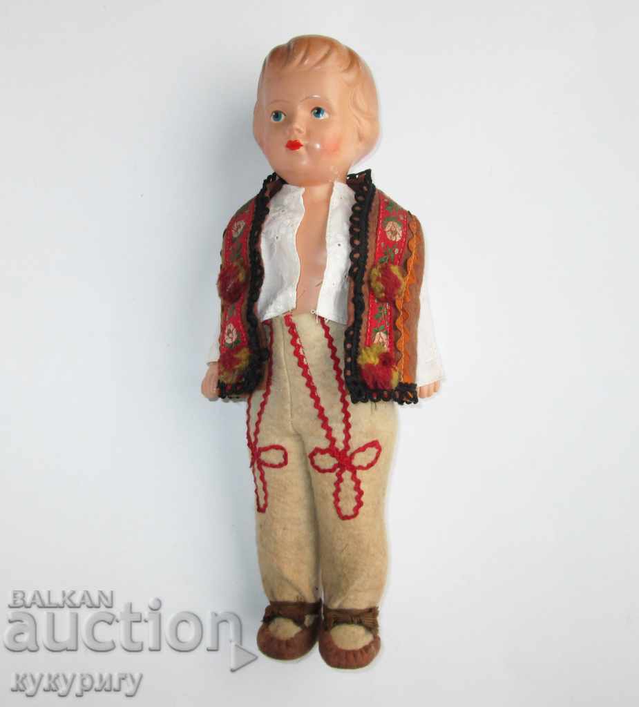 Старинна кукла момче облечено в носия Царство България