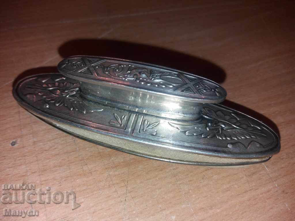 I sell an old silver brush for clothes.RRRRRRRRRRRR