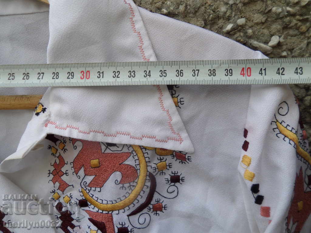 Delivery of Old shirt with embroidery costume Delivery of Old shirt with embroidery costume