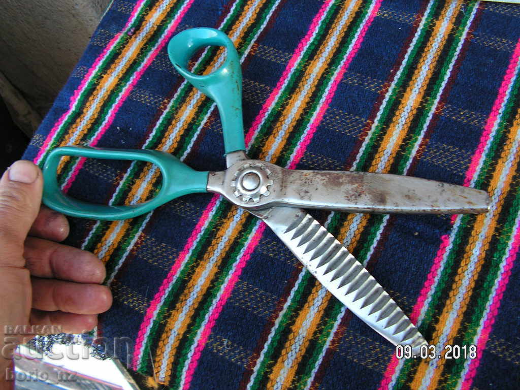 Auction  9036. RUSSIAN SOMETHING CRAFT KNIVES RETAINED ROW USSR