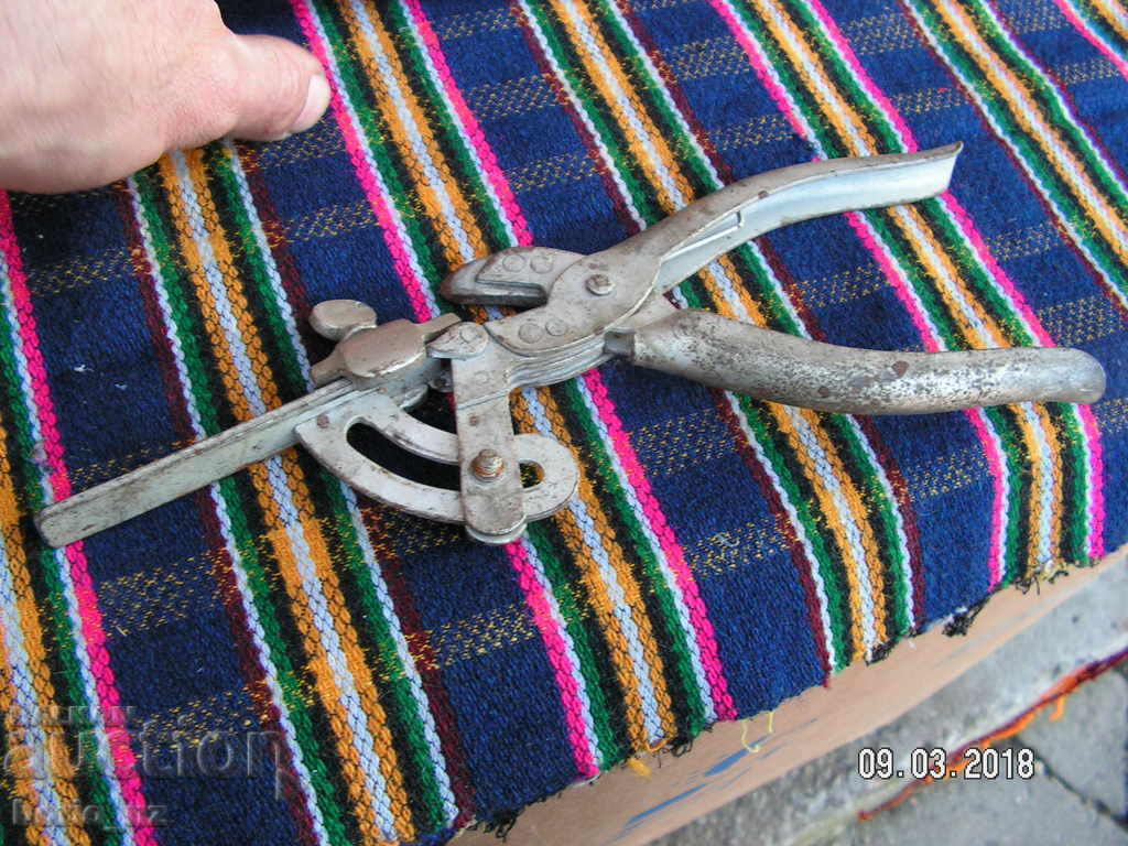 9038. OLD TOWELS FOR CHAINS OF TRIANGLES AND ETC. with price 15.00 BGN | € 7.67 9038. OLD TOWELS FOR CHAINS OF TRIANGLES AND ETC. with price 15.00 BGN | € 7.67