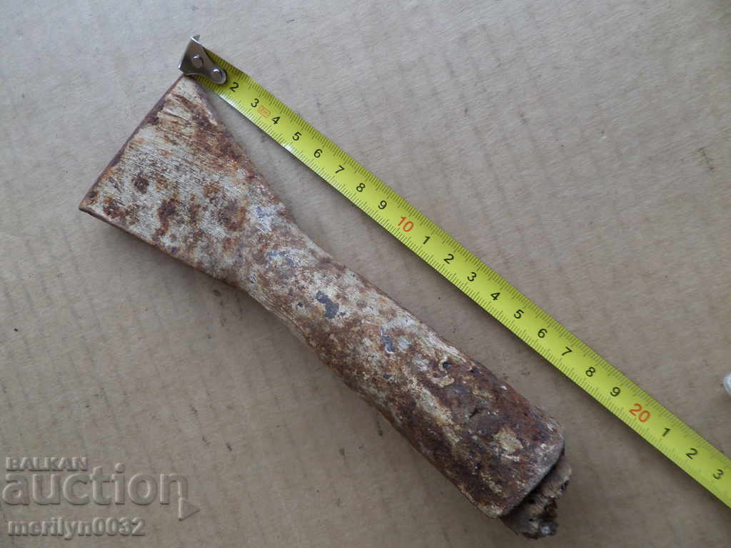 Delivery of An old maid of honor, a bitch, a gourd, a gauntlet, a wrought iron Delivery of An old maid of honor, a bitch, a gourd, a gauntlet, a wrought iron