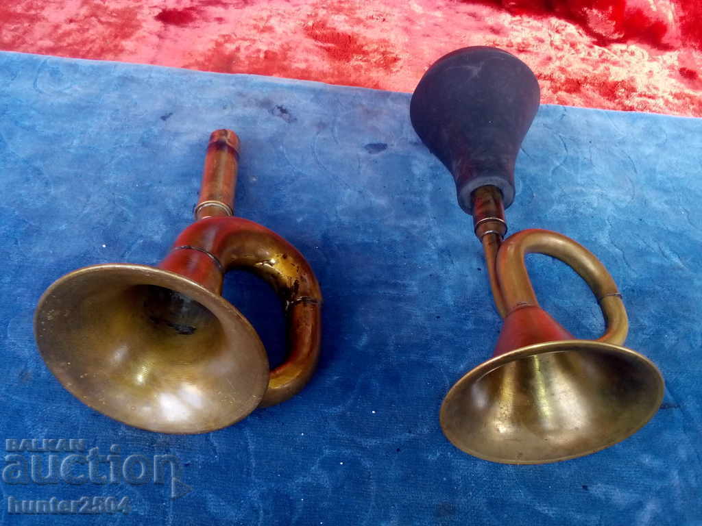 Παλιά ελαστικά για ποδήλατο. Δυνατός ήχος.