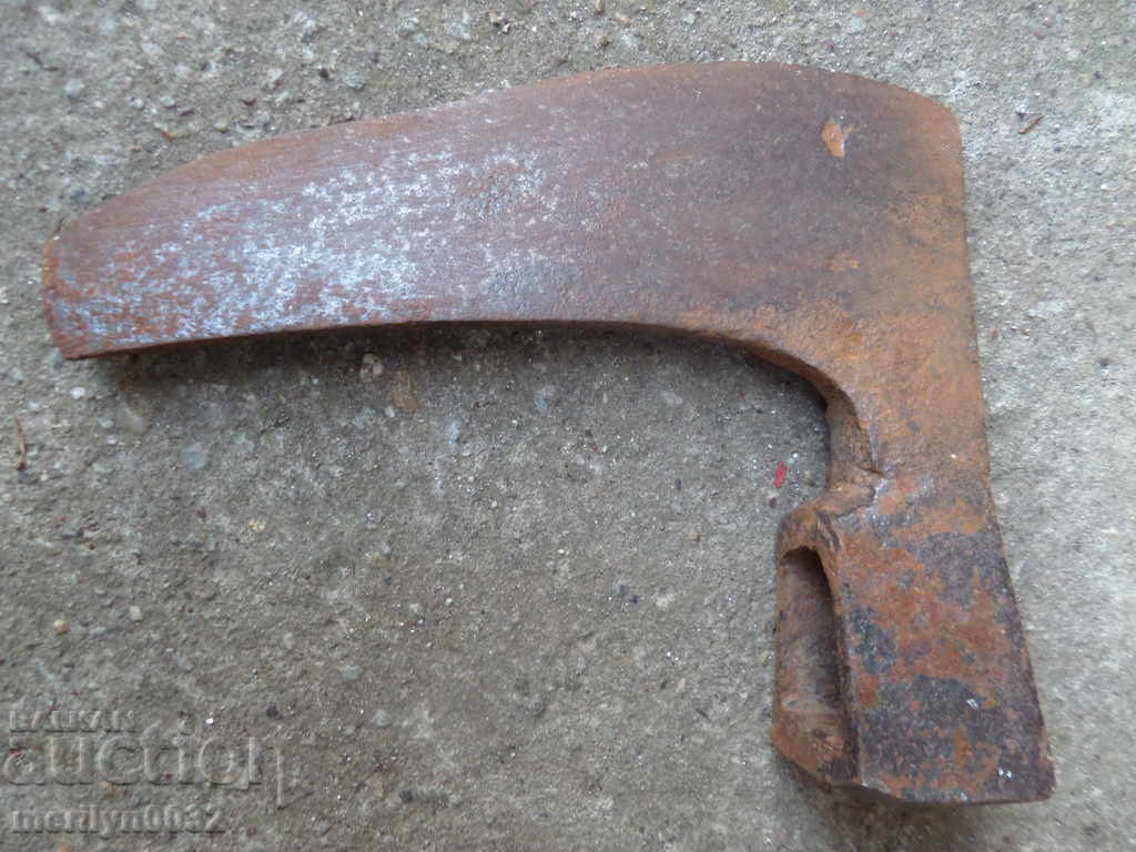 Delivery of An old ax ax with a pressed toothed saber hat Delivery of An old ax ax with a pressed toothed saber hat