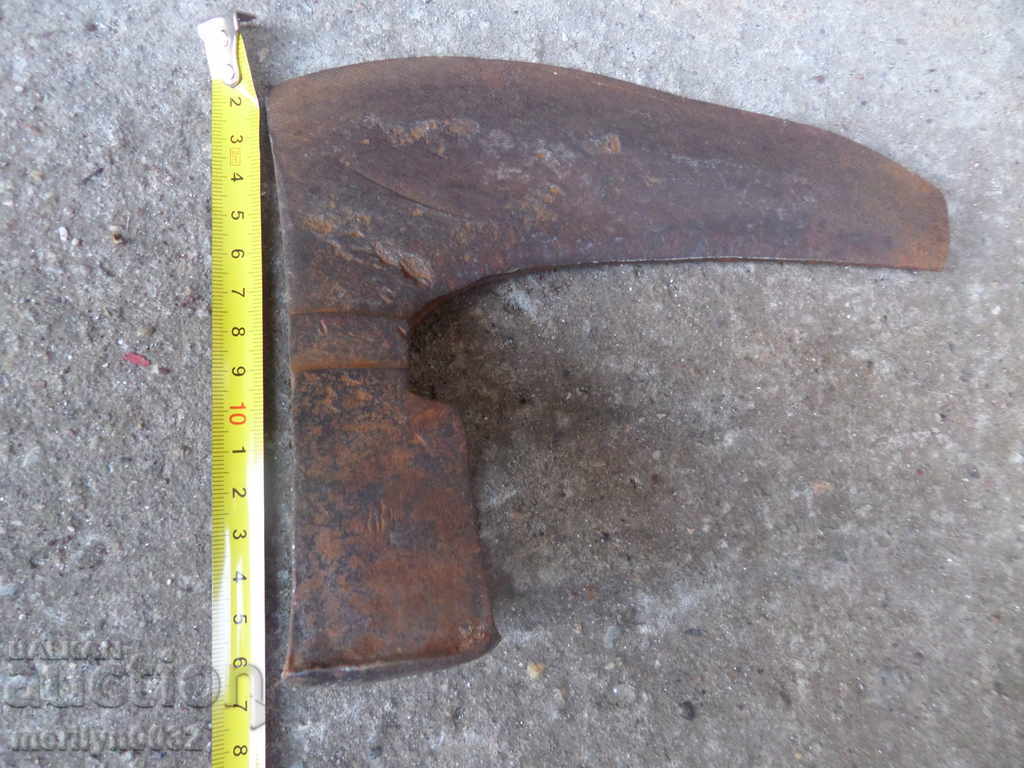 An old ax ax with a pressed toothed saber hat - 7 An old ax ax with a pressed toothed saber hat - 7