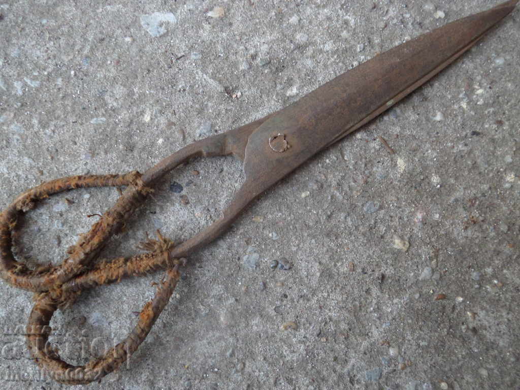 Old manual forged scissors with price 32.00 BGN | € 16.36 Old manual forged scissors with price 32.00 BGN | € 16.36