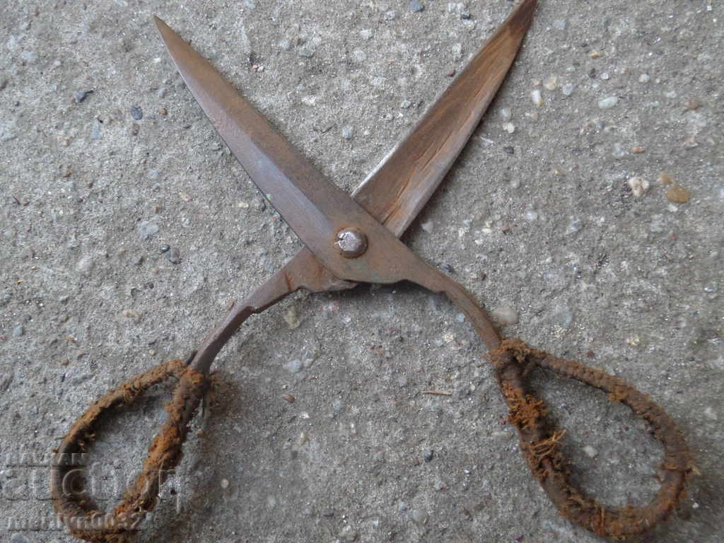 Auction Old manual forged scissors Auction Old manual forged scissors