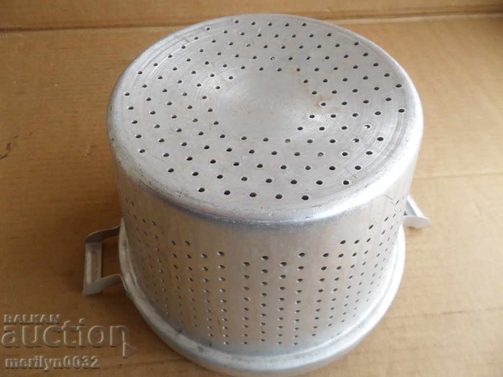 Auction Aluminum griddle bowl strainer Auction Aluminum griddle bowl strainer