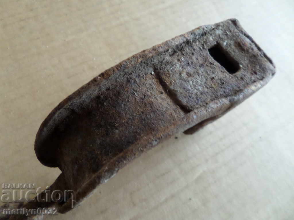 Delivery of Part of hand-forged bukai with wrought iron key shackles Delivery of Part of hand-forged bukai with wrought iron key shackles