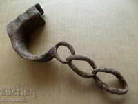 O parte din cătușele de mână falsificate cu o cheie din fier forjat cătușele