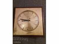 Стенен часовник.