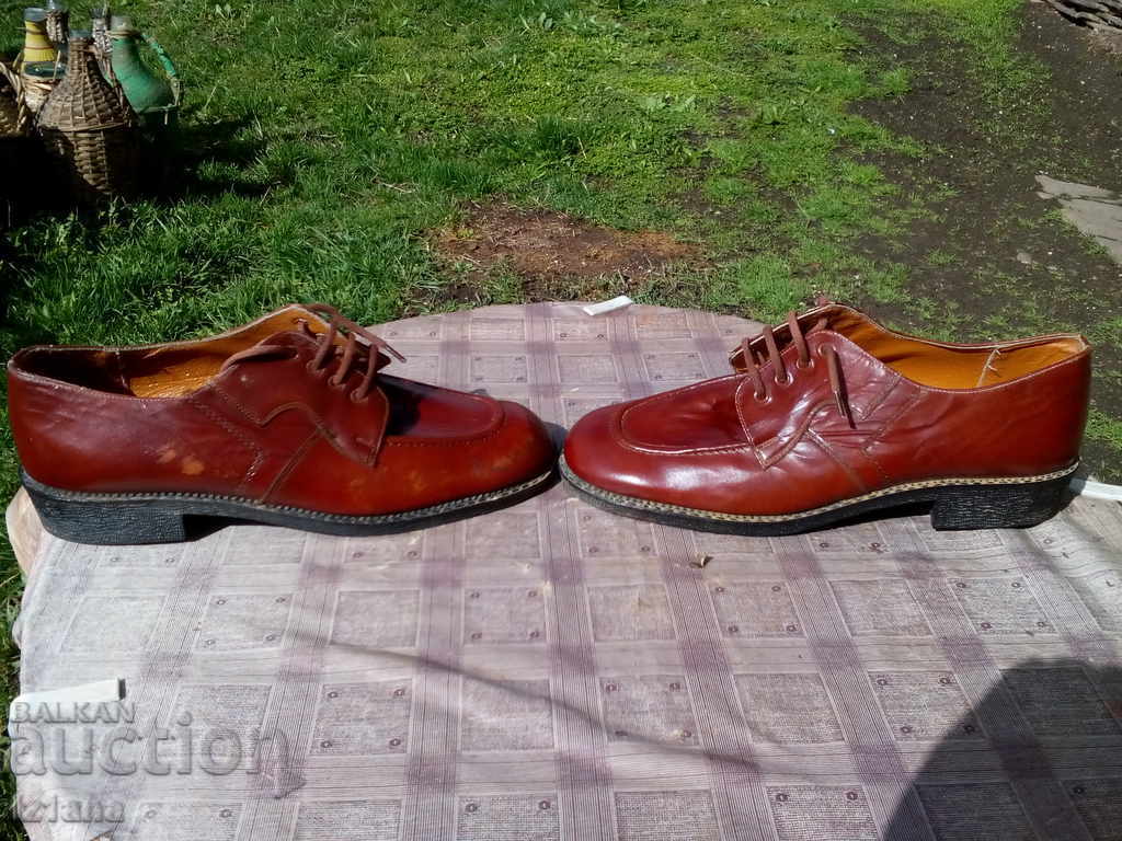 Old leather shoes with price 30.00 BGN | € 15.34 Old leather shoes with price 30.00 BGN | € 15.34