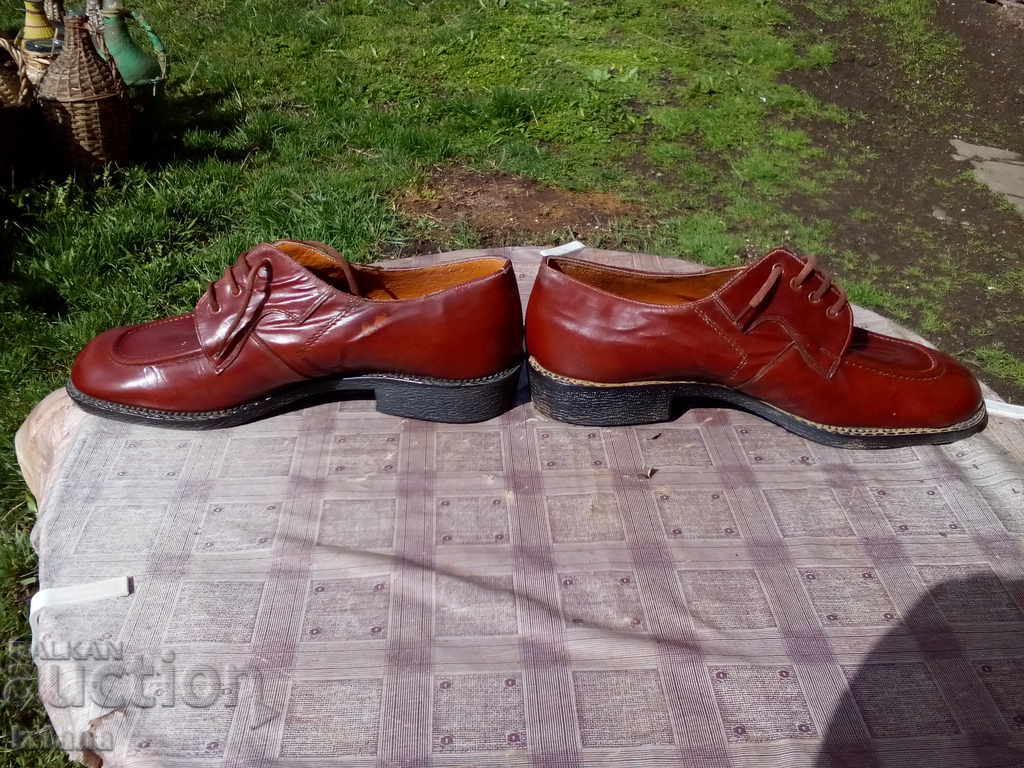Auction Old leather shoes Auction Old leather shoes