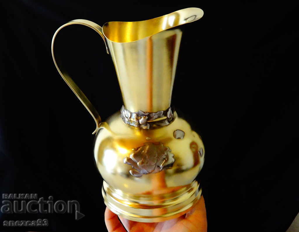 Carafă de vin din bronz de designer 1.5 litri cu preț 15.00 BGN | € 7.67