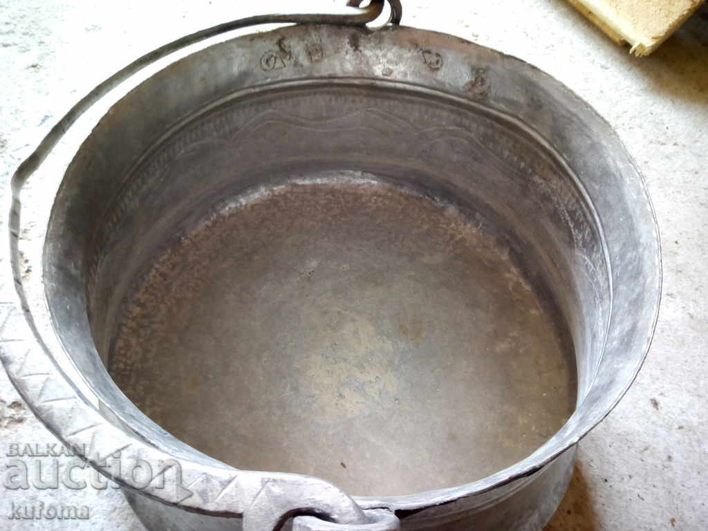 Auction Baker copper with beautiful accents Auction Baker copper with beautiful accents