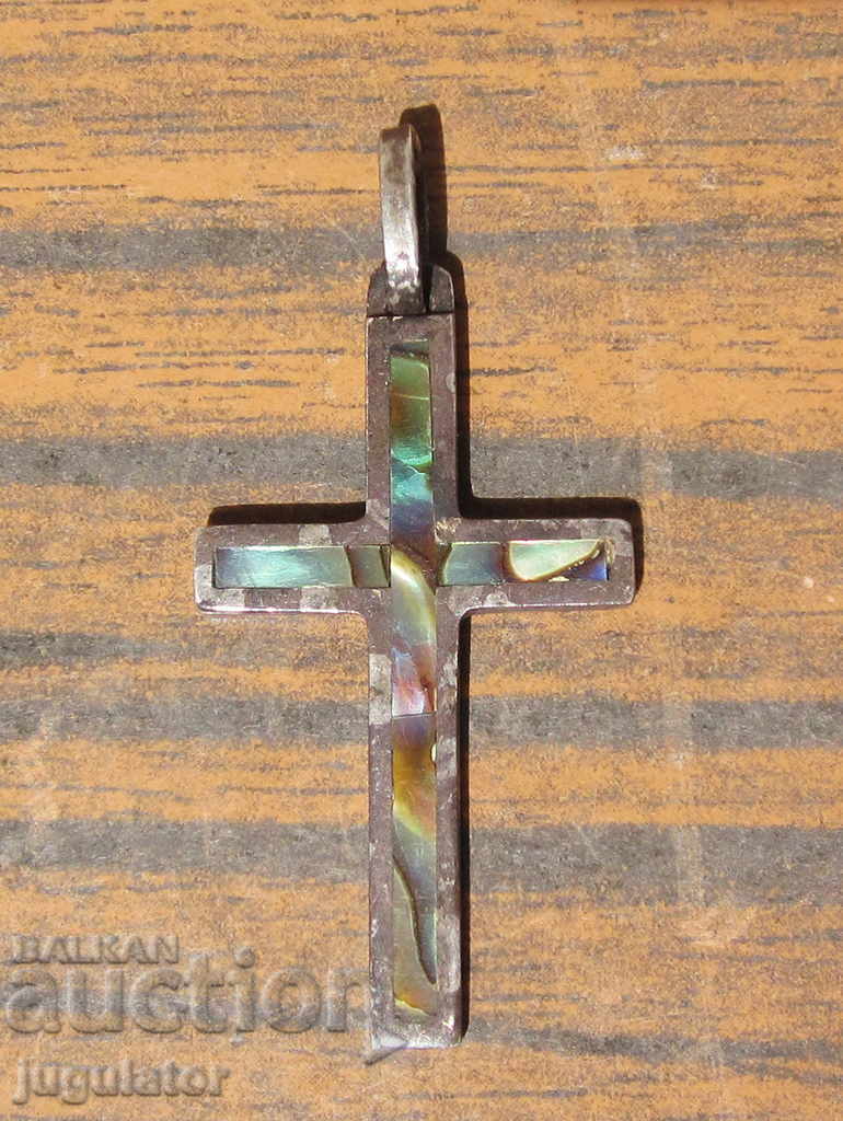 ένα πρωτότυπο παλιό ασημένιο σταυρό με μια μητέρα μαργαριταριού ασήμι