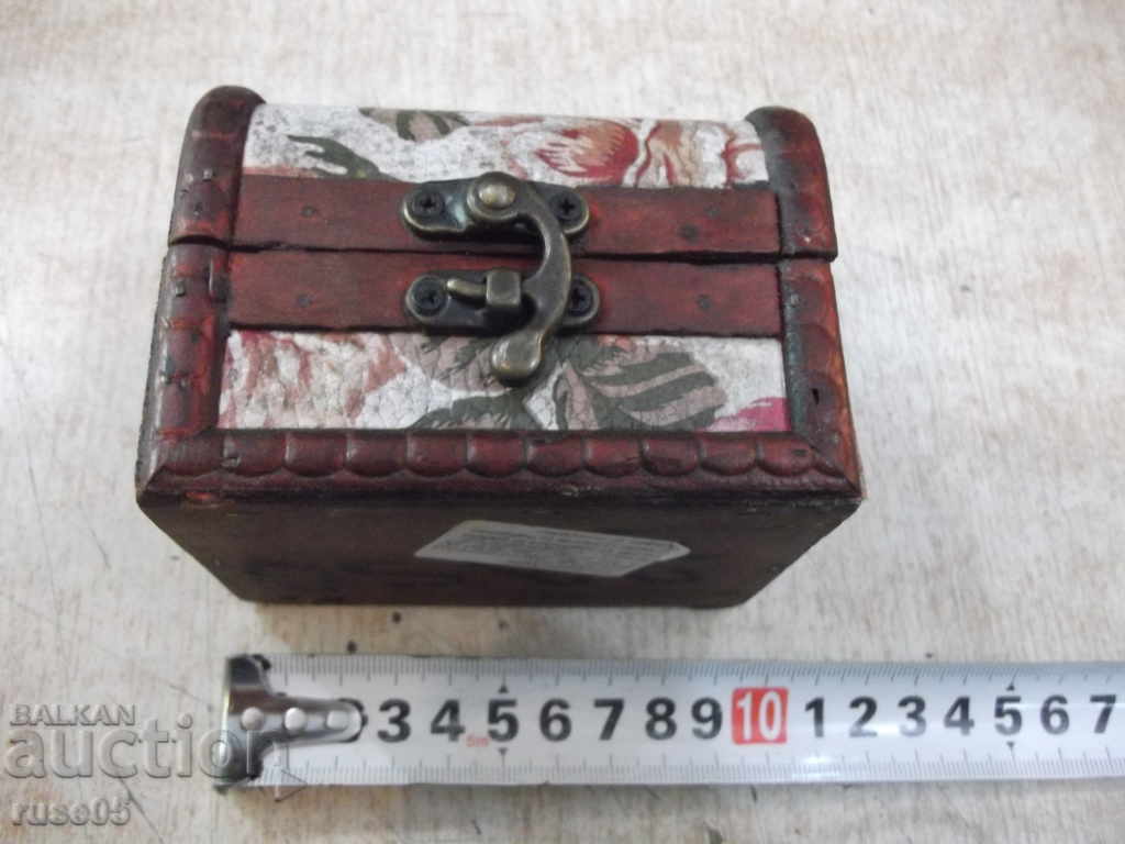 Auction Wooden box with appliqués Auction Wooden box with appliqués