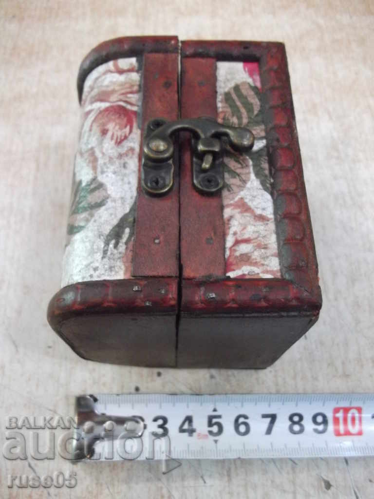 Delivery of Wooden box with appliqués Delivery of Wooden box with appliqués