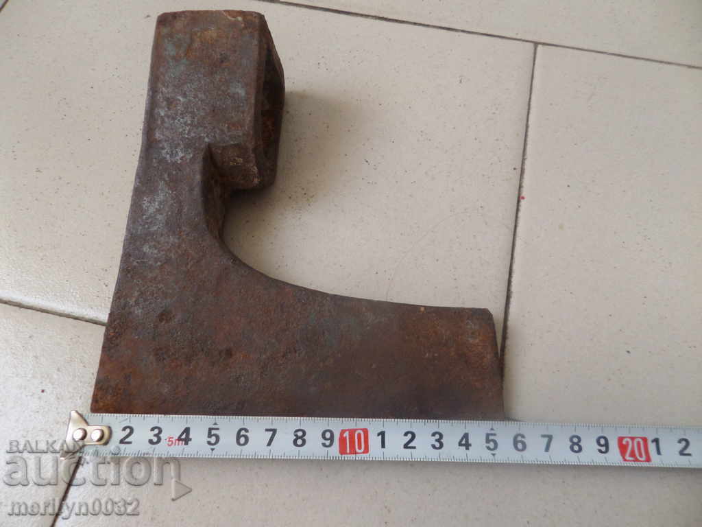 Стара брадва инструмент ковано желязо НРБ с цена 37.00 лв. | € 18.92 Стара брадва инструмент ковано желязо НРБ с цена 37.00 лв. | € 18.92