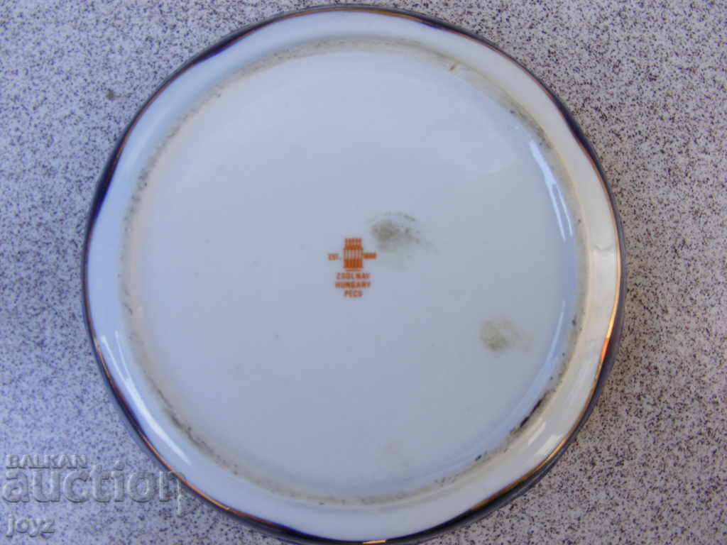 Auction  Porcelain ashtray round