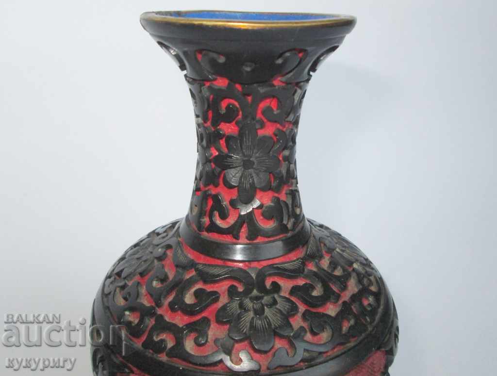 Auction  Old bronze Chinese vase with beautiful enamel engravings