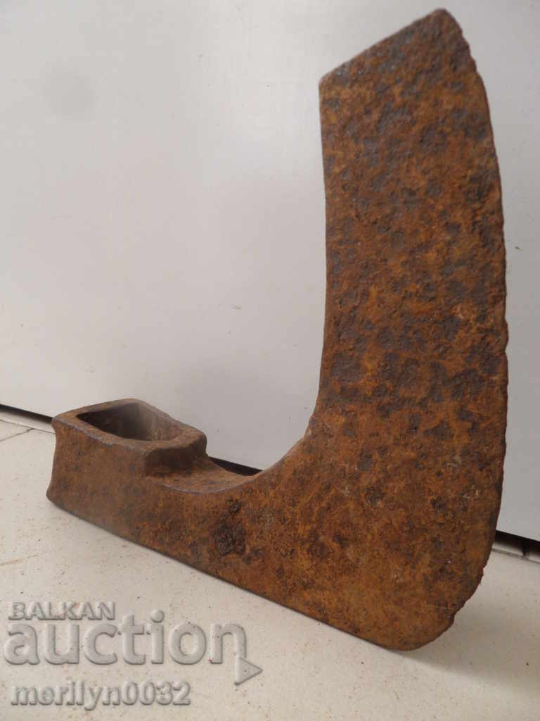 Стара брадва инструмент  ковано желязо топор