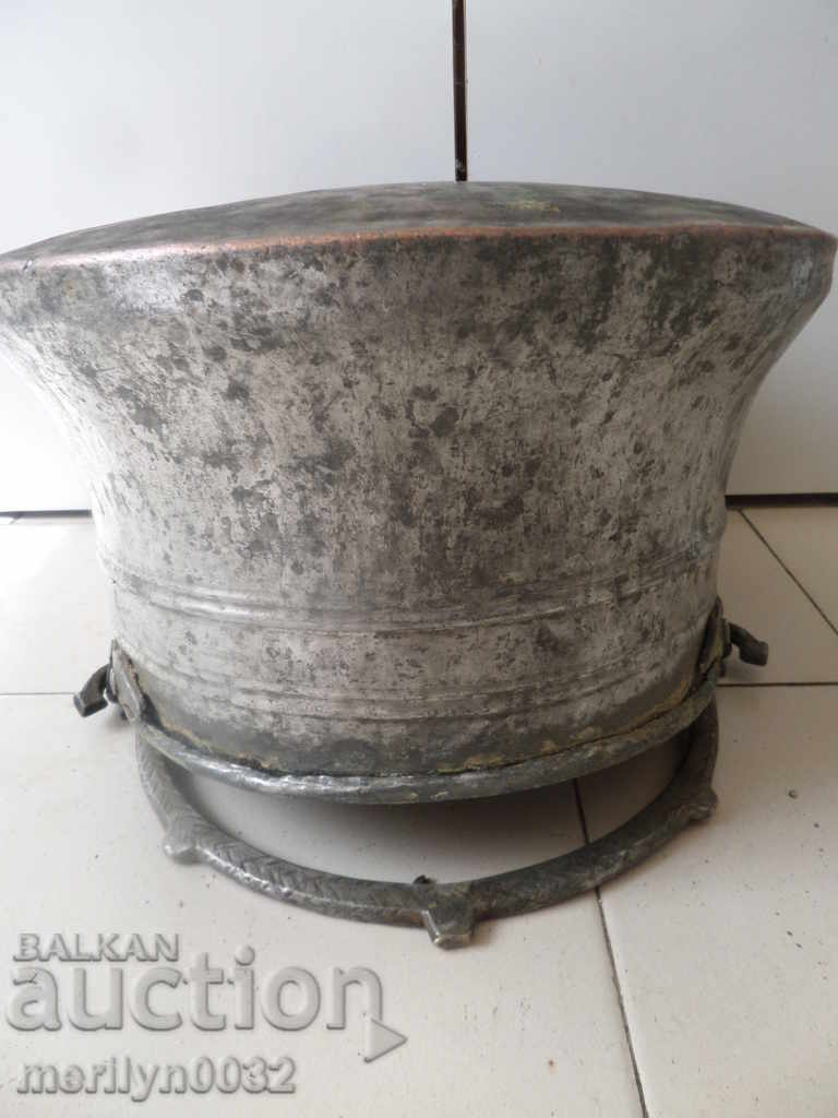 Auction An old copper boiler, a pot, a malt, a baker Auction An old copper boiler, a pot, a malt, a baker