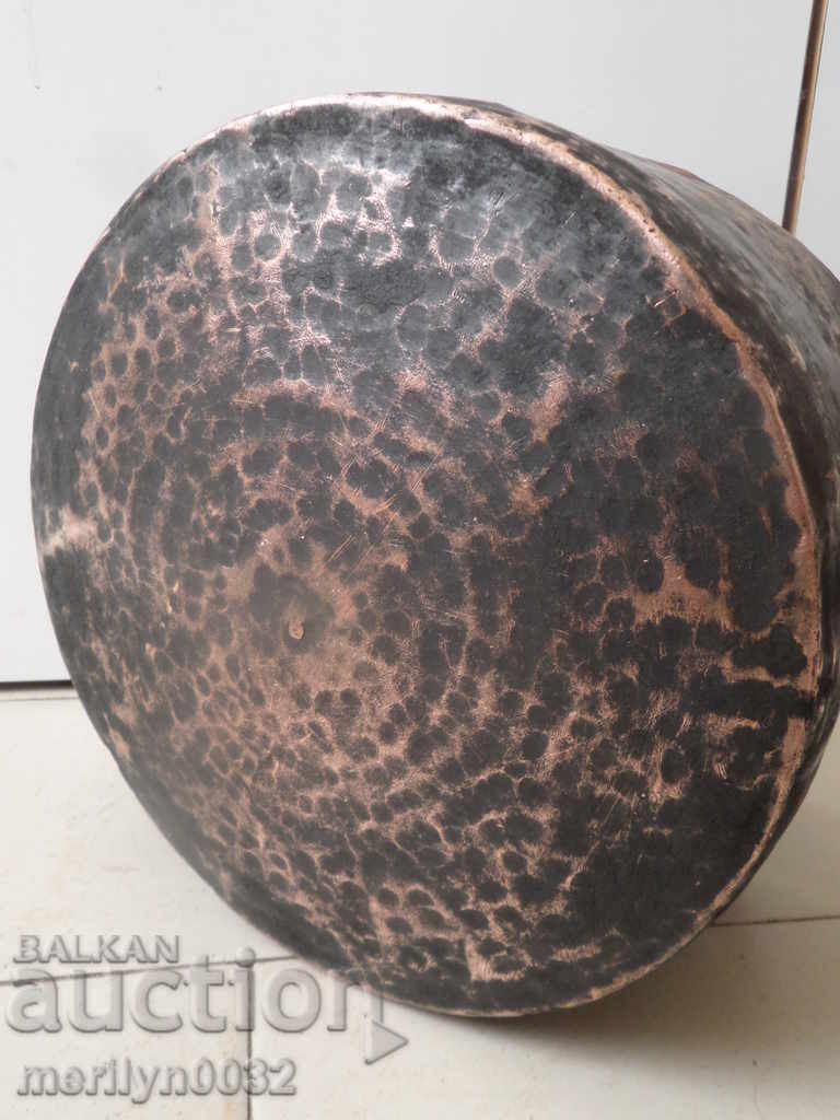 Ένας παλιός κάδος χαλκού, ένας λέβητας, ένα δοχείο, ένα σφυρί, ένας αρτοποιός με τιμή 99.00 BGN | € 50.62 Ένας παλιός κάδος χαλκού, ένας λέβητας, ένα δοχείο, ένα σφυρί, ένας αρτοποιός με τιμή 99.00 BGN | € 50.62