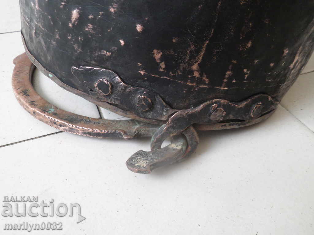 Δημοπρασία Ένας παλιός κάδος χαλκού, ένας λέβητας, ένα δοχείο, ένα σφυρί, ένας αρτοποιός Δημοπρασία Ένας παλιός κάδος χαλκού, ένας λέβητας, ένα δοχείο, ένα σφυρί, ένας αρτοποιός