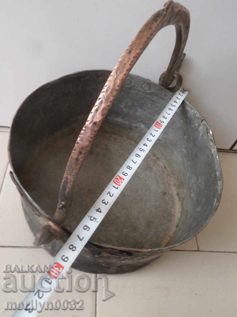 Παράδοση Ένας παλιός κάδος χαλκού, ένας λέβητας, ένα δοχείο, ένα σφυρί, ένας αρτοποιός Παράδοση Ένας παλιός κάδος χαλκού, ένας λέβητας, ένα δοχείο, ένα σφυρί, ένας αρτοποιός