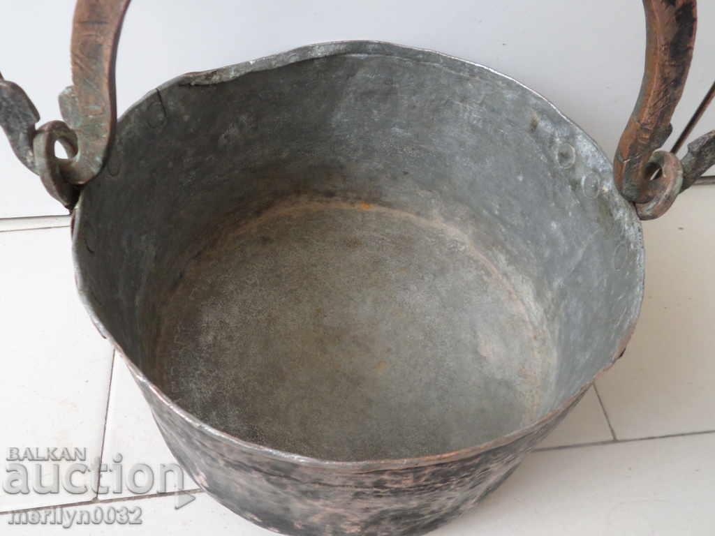 Ένας παλιός κάδος χαλκού, ένας λέβητας, ένα δοχείο, ένα σφυρί, ένας αρτοποιός - 5 Ένας παλιός κάδος χαλκού, ένας λέβητας, ένα δοχείο, ένα σφυρί, ένας αρτοποιός - 5