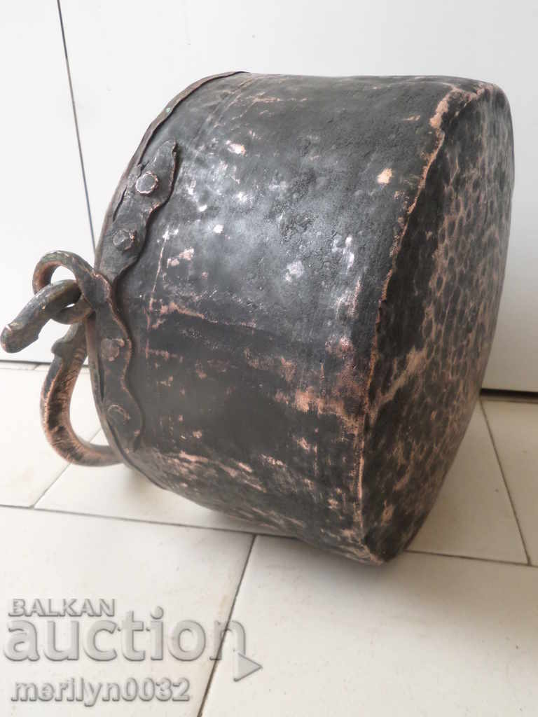 Ένας παλιός κάδος χαλκού, ένας λέβητας, ένα δοχείο, ένα σφυρί, ένας αρτοποιός - 6 Ένας παλιός κάδος χαλκού, ένας λέβητας, ένα δοχείο, ένα σφυρί, ένας αρτοποιός - 6