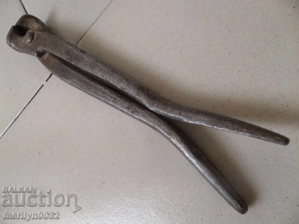 Delivery of Old primitive crumpled keretten pliers Delivery of Old primitive crumpled keretten pliers