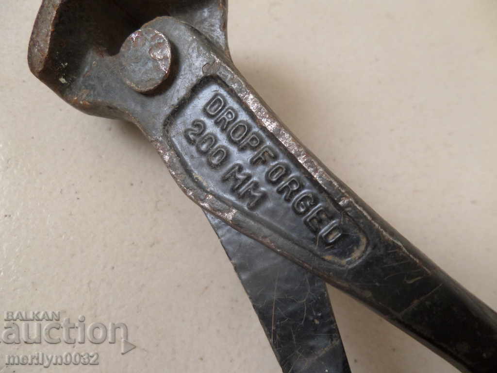 Auction Old primitive crumpled keretten pliers Auction Old primitive crumpled keretten pliers