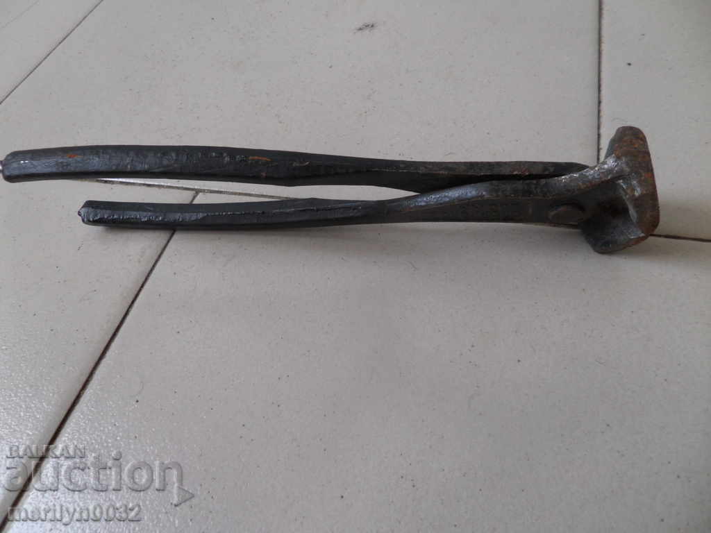 Delivery of Old primitive crumpled keretten pliers Delivery of Old primitive crumpled keretten pliers