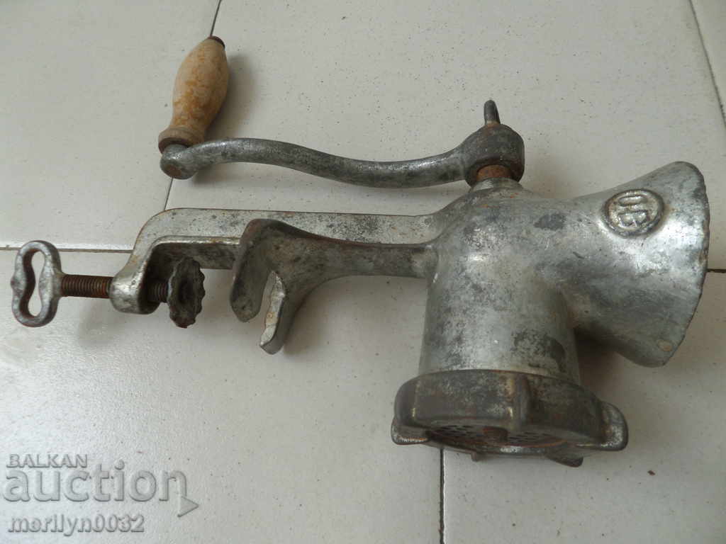 Παλιά μηχανή για να αλέσει την μηχανή κοπής κιμά με τιμή 49.00 BGN | € 25.05 Παλιά μηχανή για να αλέσει την μηχανή κοπής κιμά με τιμή 49.00 BGN | € 25.05