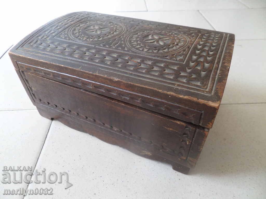 Кутия с дърворезба нач на ХХ век дървения УНИКАТ бижу с цена 63.00 лв. | € 32.21 Кутия с дърворезба нач на ХХ век дървения УНИКАТ бижу с цена 63.00 лв. | € 32.21