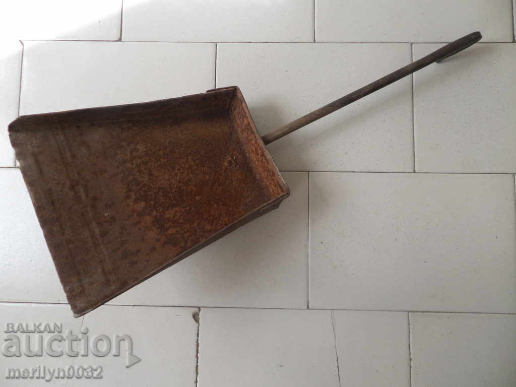 Lopată veche pentru cărbuni din fier forjat cu preț 43.00 BGN | € 21.99