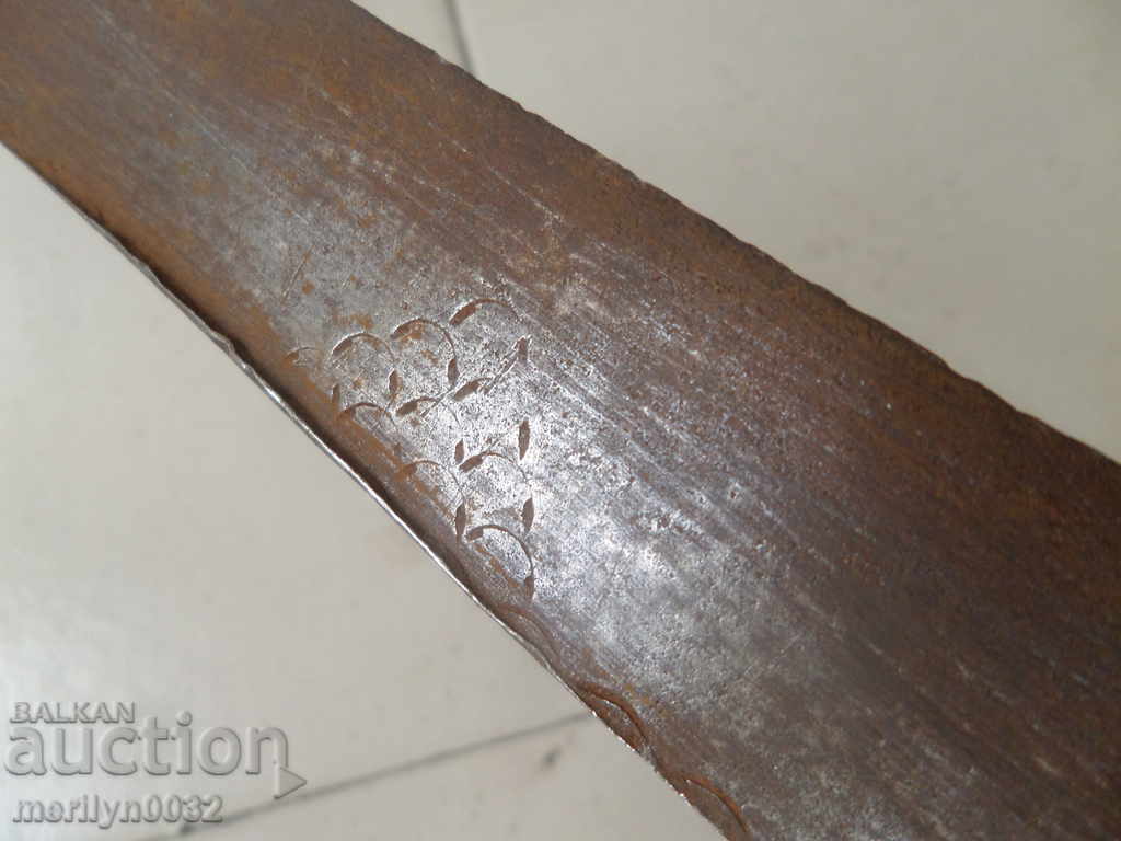 Auction  An old knife with a stitch blade edges