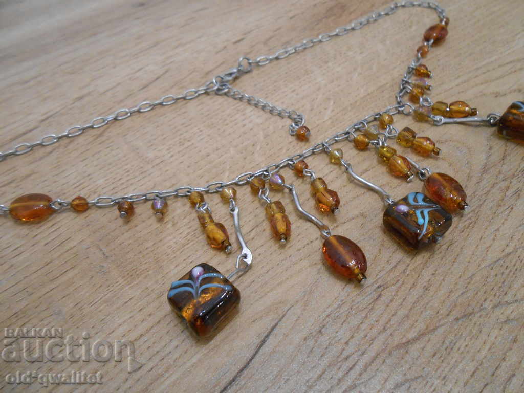 Δημοπρασία Κολιέ τέχνης από το παρελθόν με στοιχεία από γυαλί Δημοπρασία Κολιέ τέχνης από το παρελθόν με στοιχεία από γυαλί