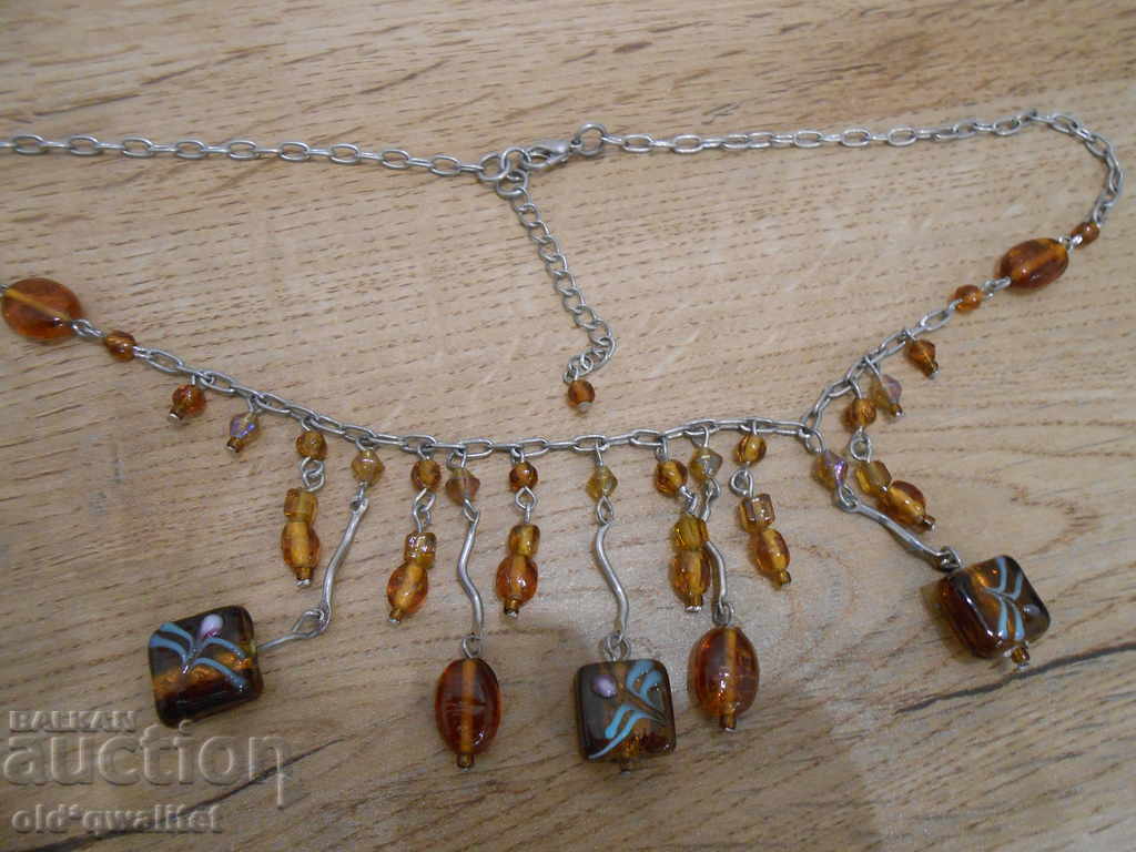 Παράδοση Κολιέ τέχνης από το παρελθόν με στοιχεία από γυαλί Παράδοση Κολιέ τέχνης από το παρελθόν με στοιχεία από γυαλί