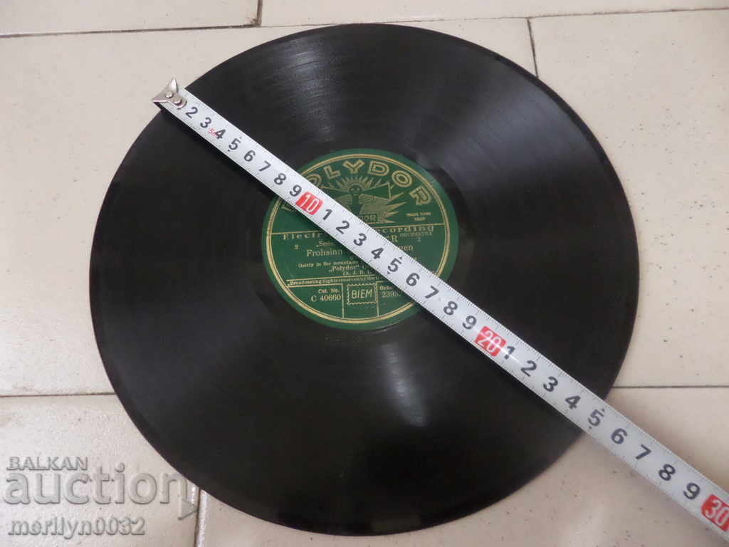 An old vinyl plate for the turntable of the 20th century of the twentieth century - 6 An old vinyl plate for the turntable of the 20th century of the twentieth century - 6