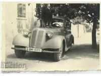 Παλιά φωτογραφία, μικρού μεγέθους, με αυτοκίνητο