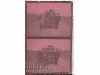 Стара снимка, малък формат, с кола